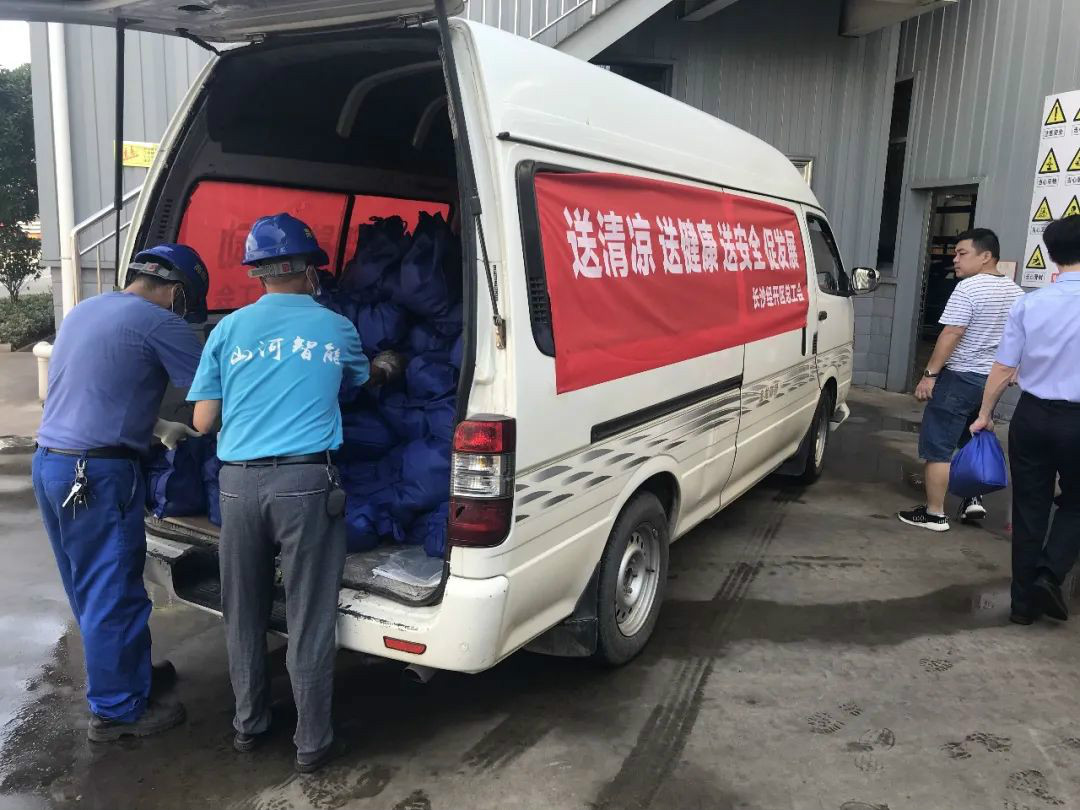 夏日炎炎送清凉，，，，，，区总眷注暖人心