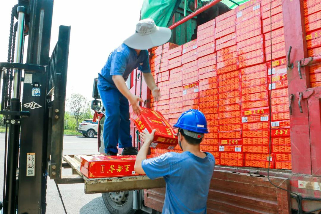 情系职工送清凉，，，，，殷切眷注鼓劲头——yp街机智能开展夏日送清凉活动