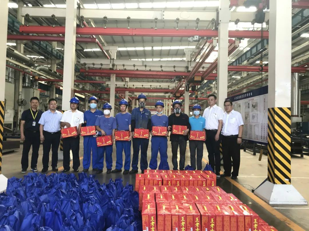 夏日炎炎送清凉，，，，，，区总眷注暖人心