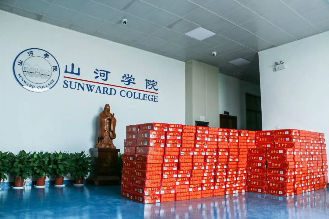 情系职工送清凉，，，，，殷切眷注鼓劲头——yp街机智能开展夏日送清凉活动