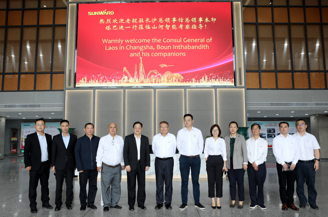 老挝长沙总领事本·印塔巴迪考察yp街机智能