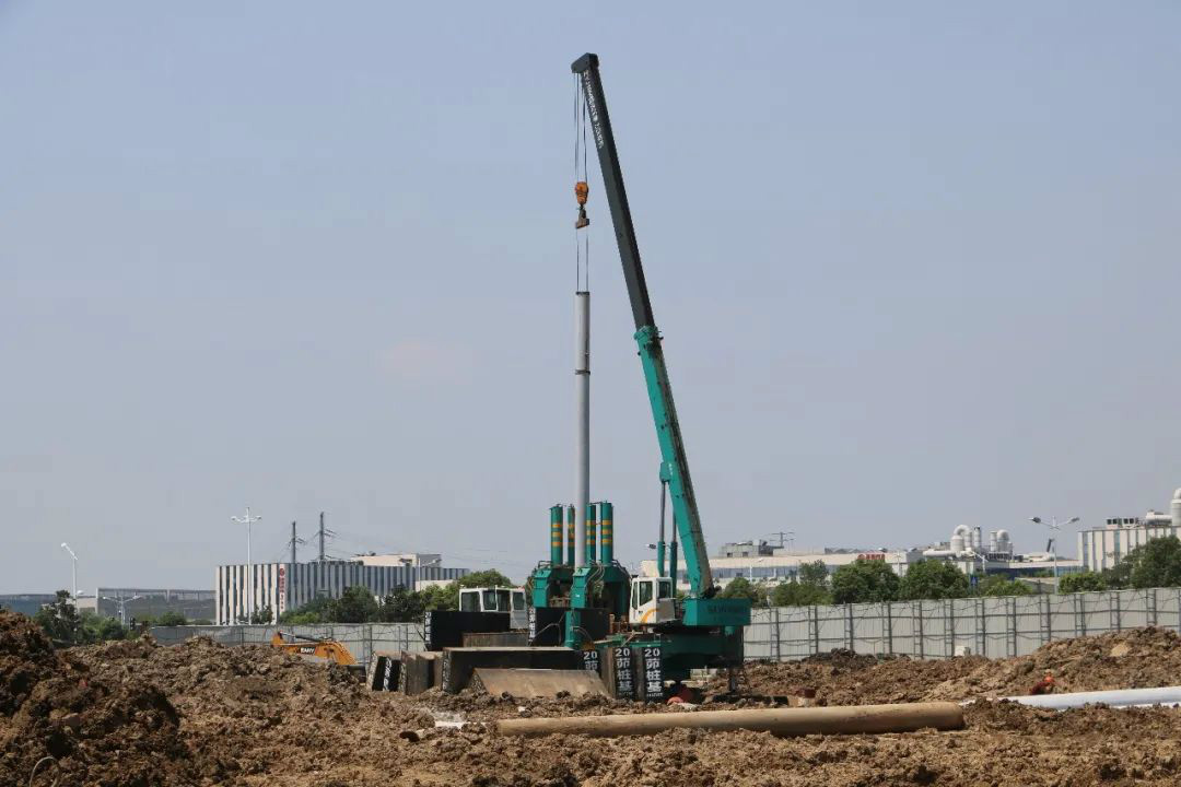 液压静力压桩机从1台到21台，，，他只用了8年！