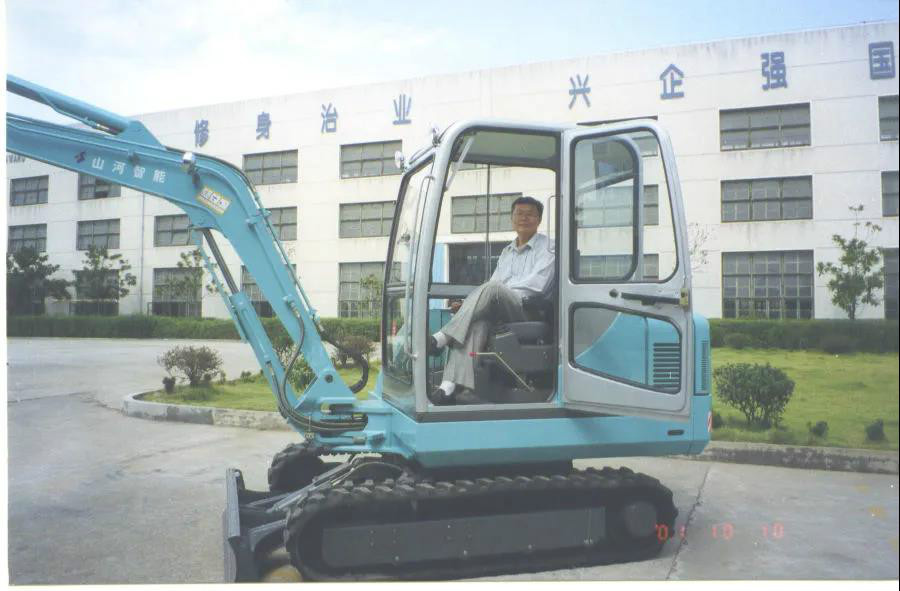 以先导式立异实现挖掘机从无到有，，，，，，，，从小到大，，，，，，，，从大到强！