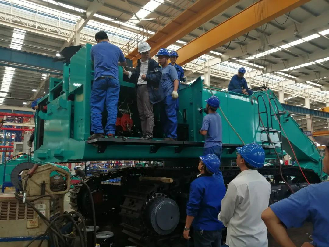 立异再出效果！yp街机智能超大型履带式液压挖掘机下线