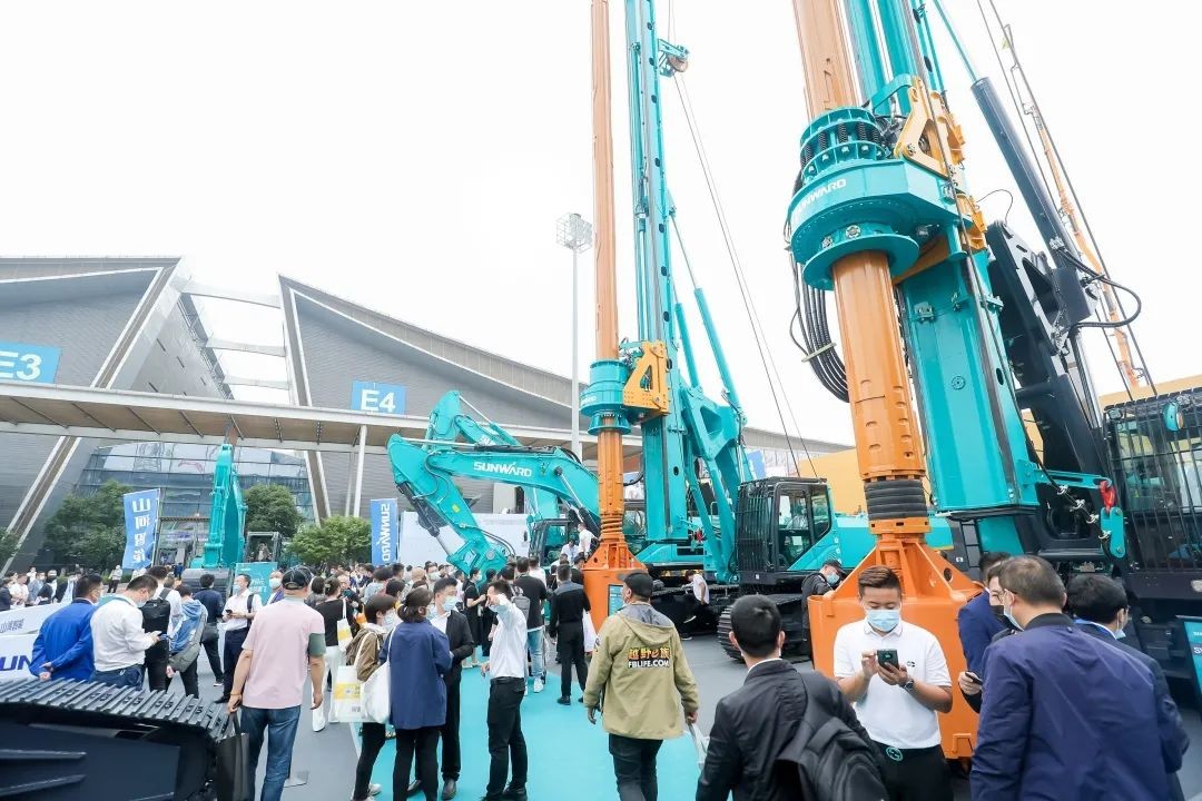 何清华出席长沙国际工程机械工业链生长峰会，，，走“双循环”蹊径要害在于“要做好自己的事情”