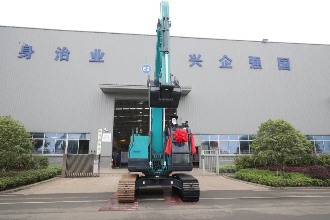 天下首台！yp街机智能SWE240FED电动智能挖掘机下线