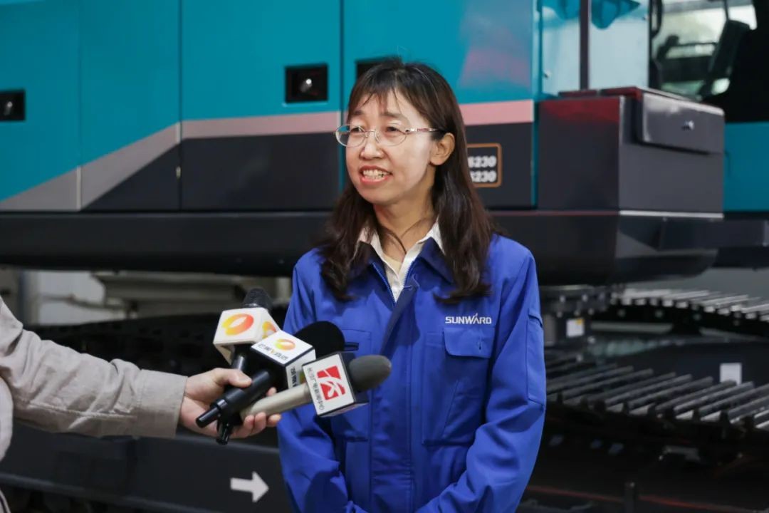 天下首台！yp街机智能SWE240FED电动智能挖掘机下线