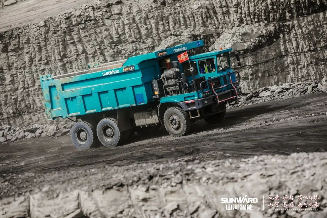 “矿”世能手，，，，，齐聚yp街机智能挖掘机操作手挑战赛