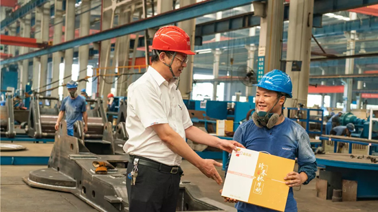 万力集团“送清凉”活动，，，，，，，，慰问一线员工