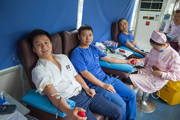 yp街机智能百余员工 冒雨争相献血