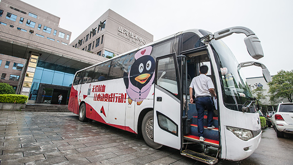 yp街机智能百余员工 冒雨争相献血