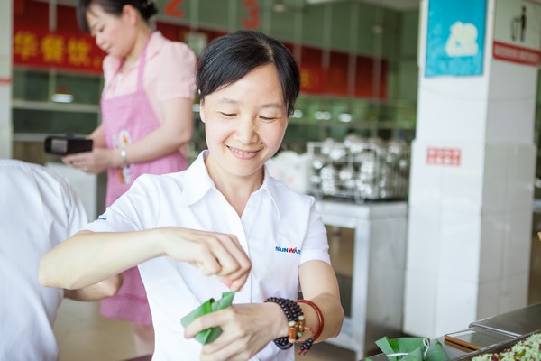 弘扬古板文化，，，共享浓情端午——记第三届“爱国心·yp街机情”包粽子角逐