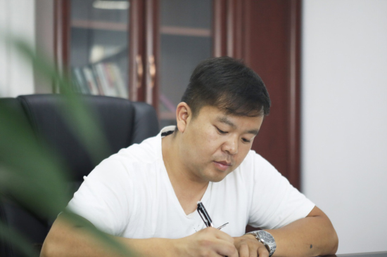 六年六台挖机 邓老板是个“yp街机迷”