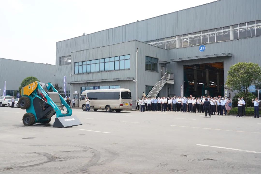 天下战略性新兴工业集群建设考察团调研yp街机智能