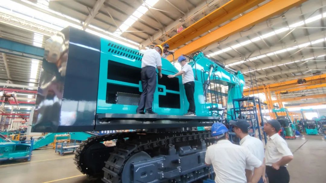 够炫！够酷！yp街机智能超大型挖掘机SWE750F下线