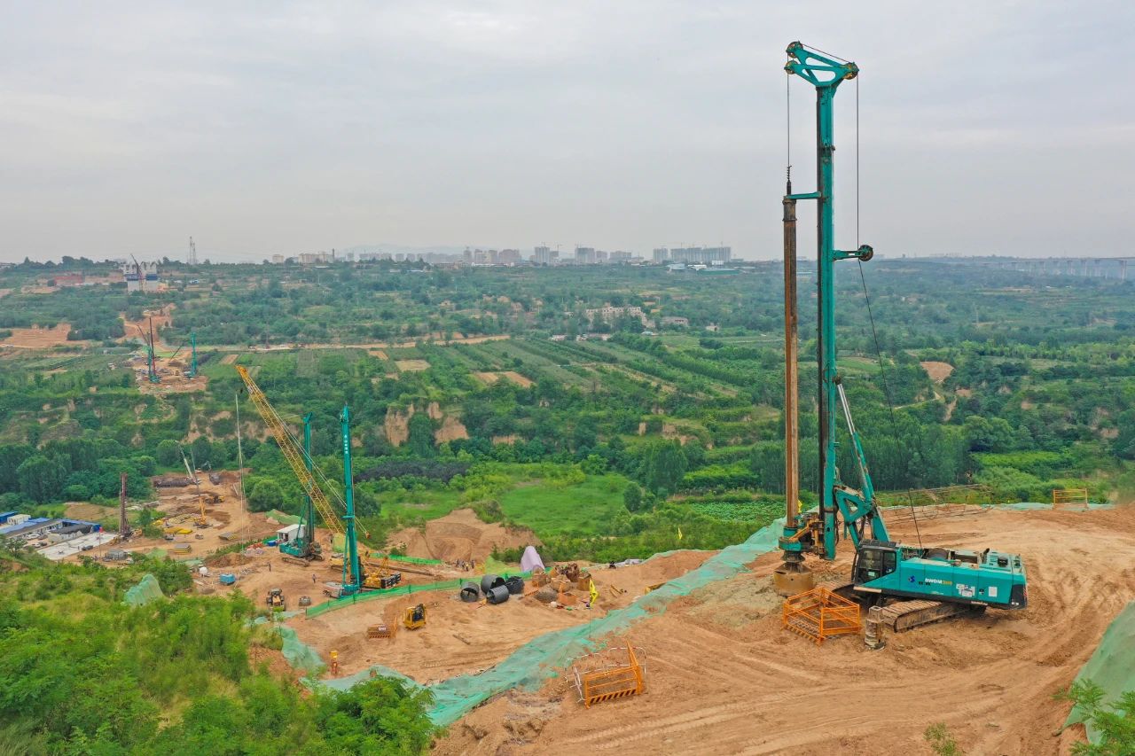 天堑施工，，，，，，，玉皇阁二号特大桥桩基主力军是yp街机智能旋挖钻机 | 百年风华筑漂亮yp街机（3）