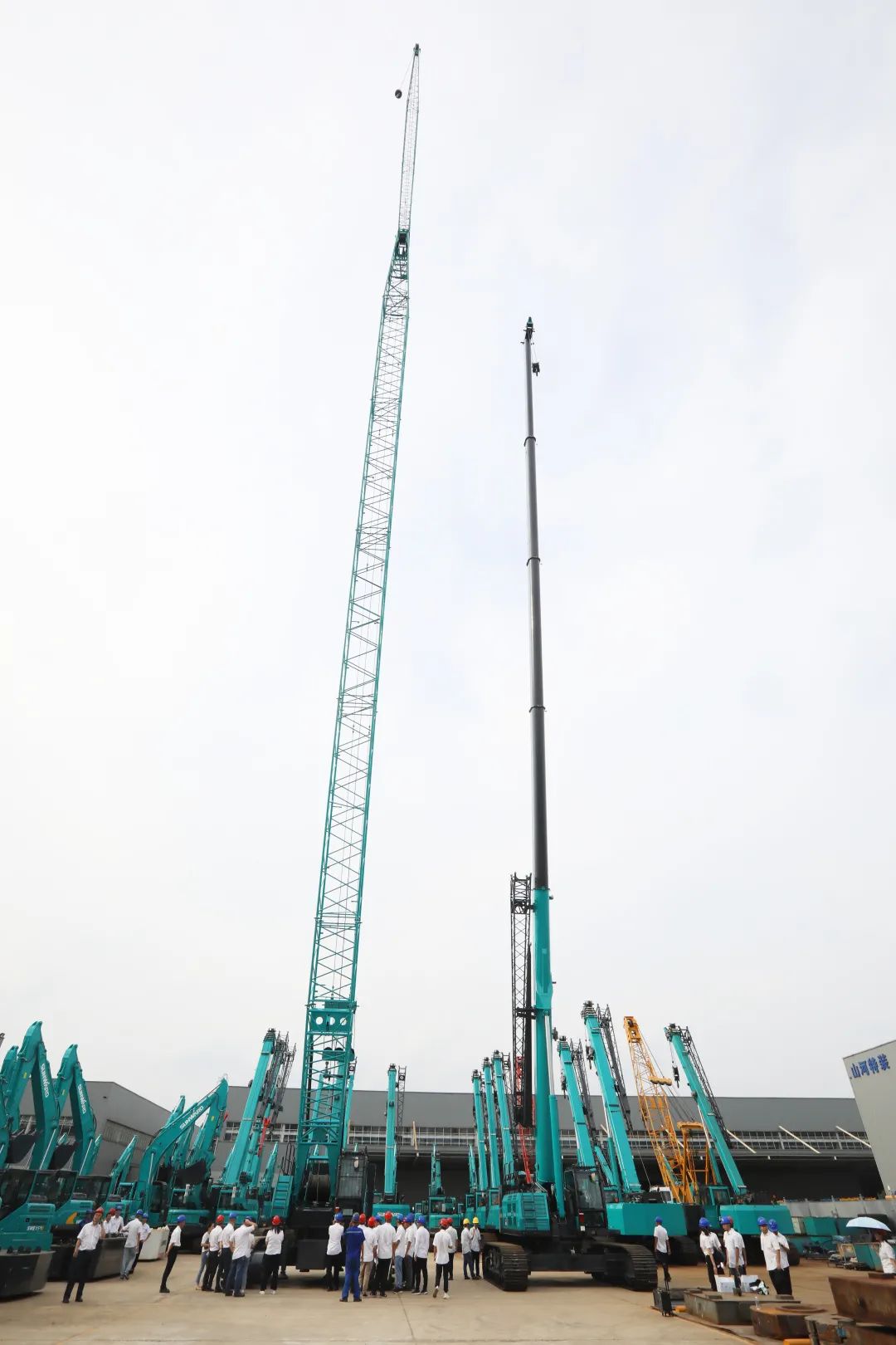 双鹰遨游，，，，，，，“E”往无前！——yp街机智能新一代E系列起重机下线！