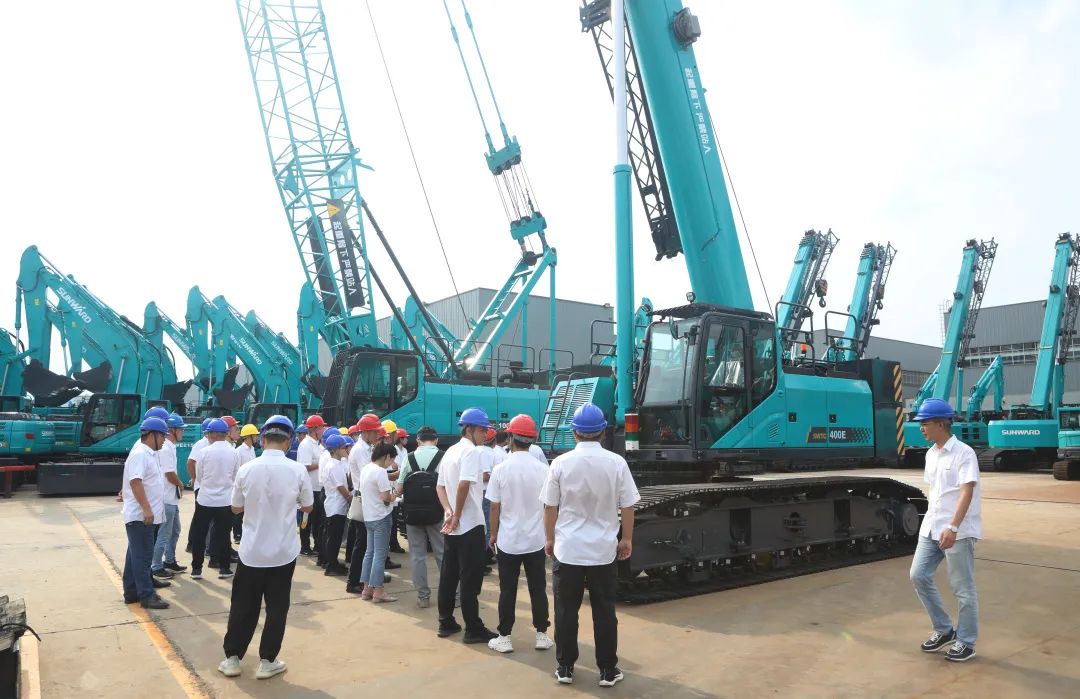 双鹰遨游，，，，，，，“E”往无前！——yp街机智能新一代E系列起重机下线！