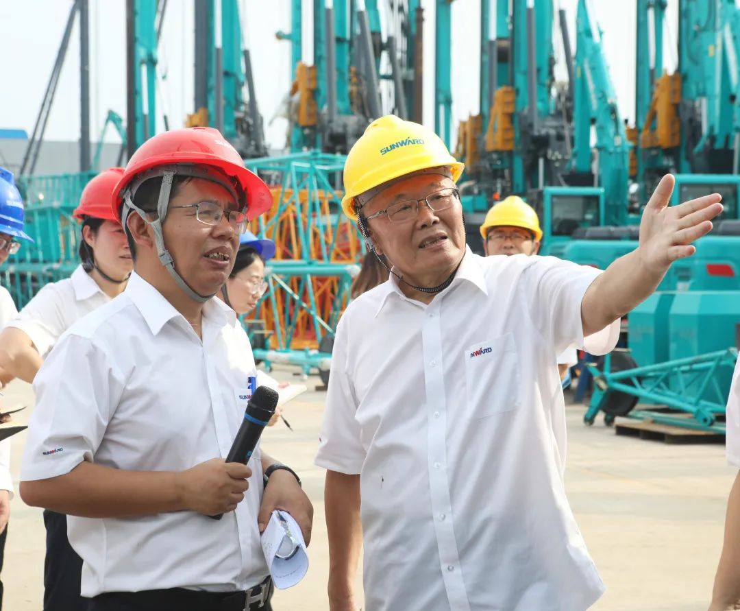 双鹰遨游，，，，，，，“E”往无前！——yp街机智能新一代E系列起重机下线！