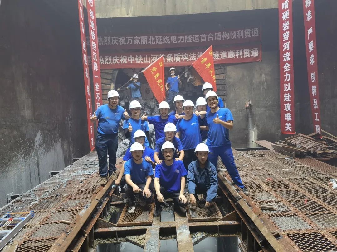 掘进1978米，，，，，，，，中铁yp街机首条盾构法施工隧道顺遂意会