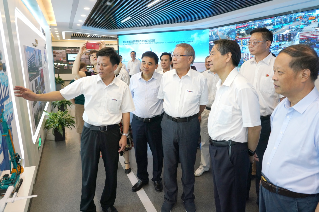 湖南省老科学手艺事情者一行到访yp街机智能