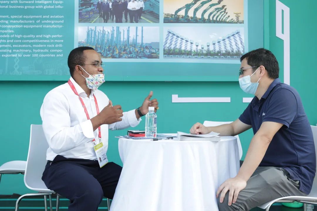 亮相中非经贸展览会！yp街机智能尽展工程机械国产品牌魅力