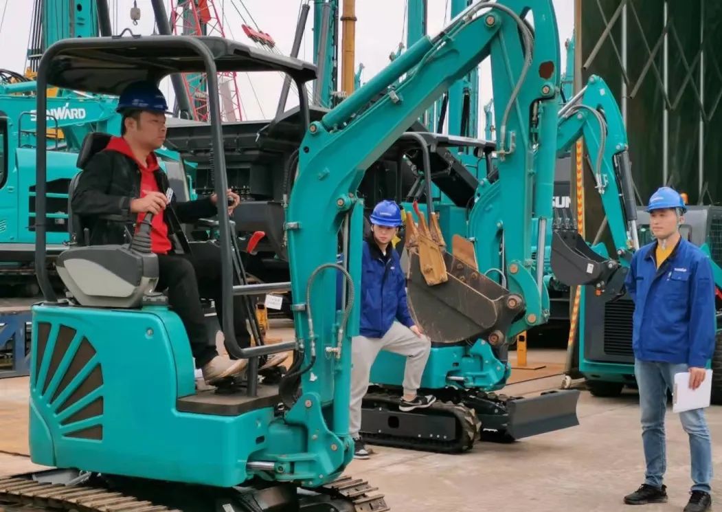 一起来“找茬”！10位“超等体验官”试驾yp街机智能最新“F系列”挖掘机