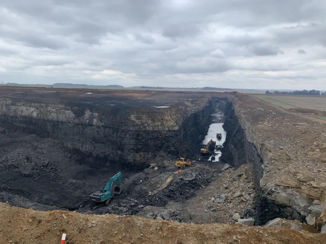 挑战矿山难题！yp街机智能95吨级矿用挖掘机乐成进入非洲市场
