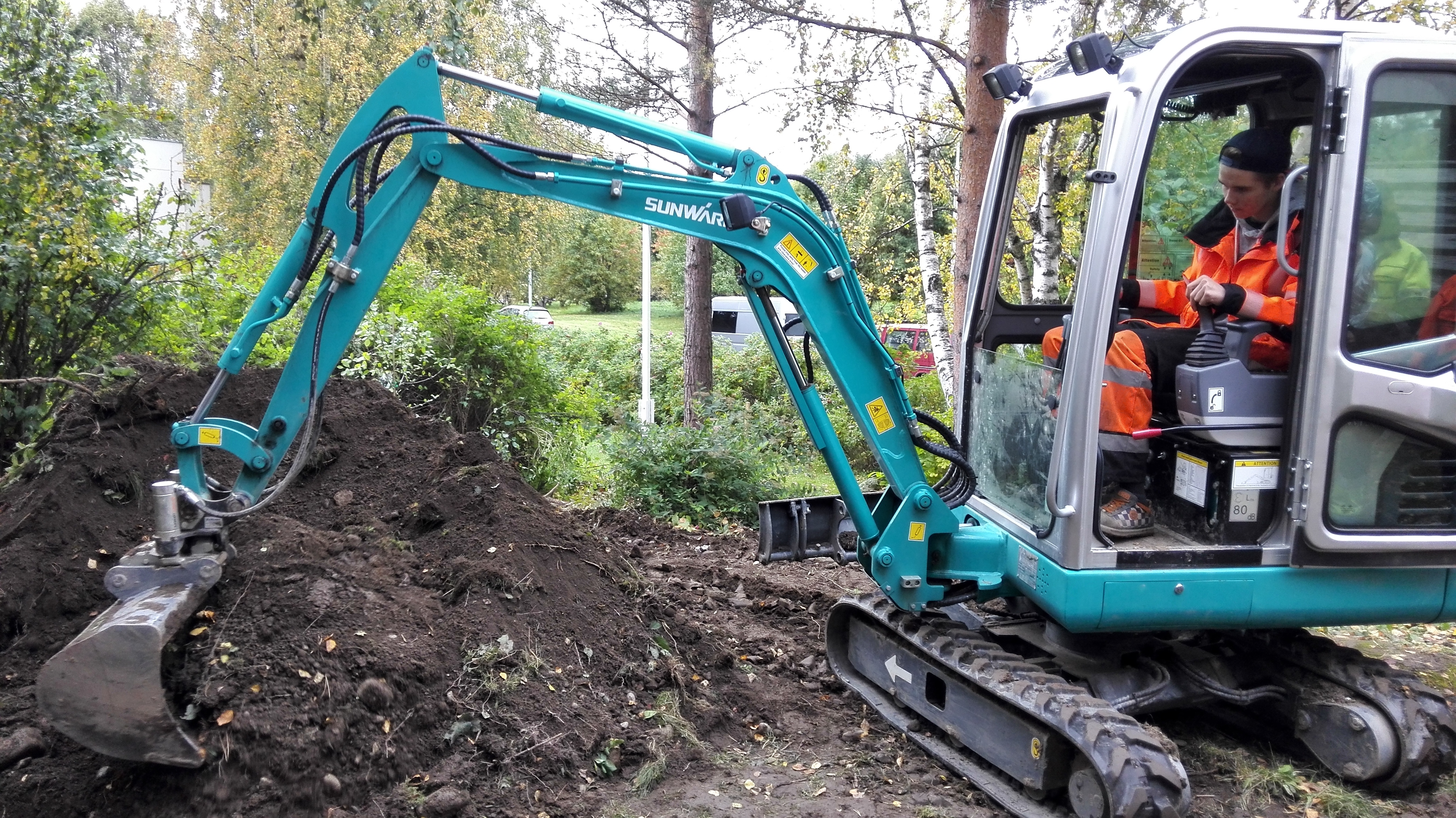 国产小型挖掘机价钱几多钱一台？？？？？