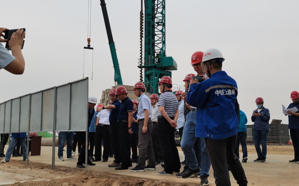 创下纪录！yp街机智能引孔式静力压桩机首次应用于高铁项目