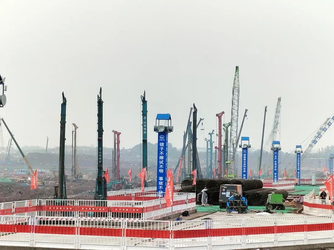 “yp街机绿”精彩亮相！yp街机智能装备周全助力长沙机场改扩建项目