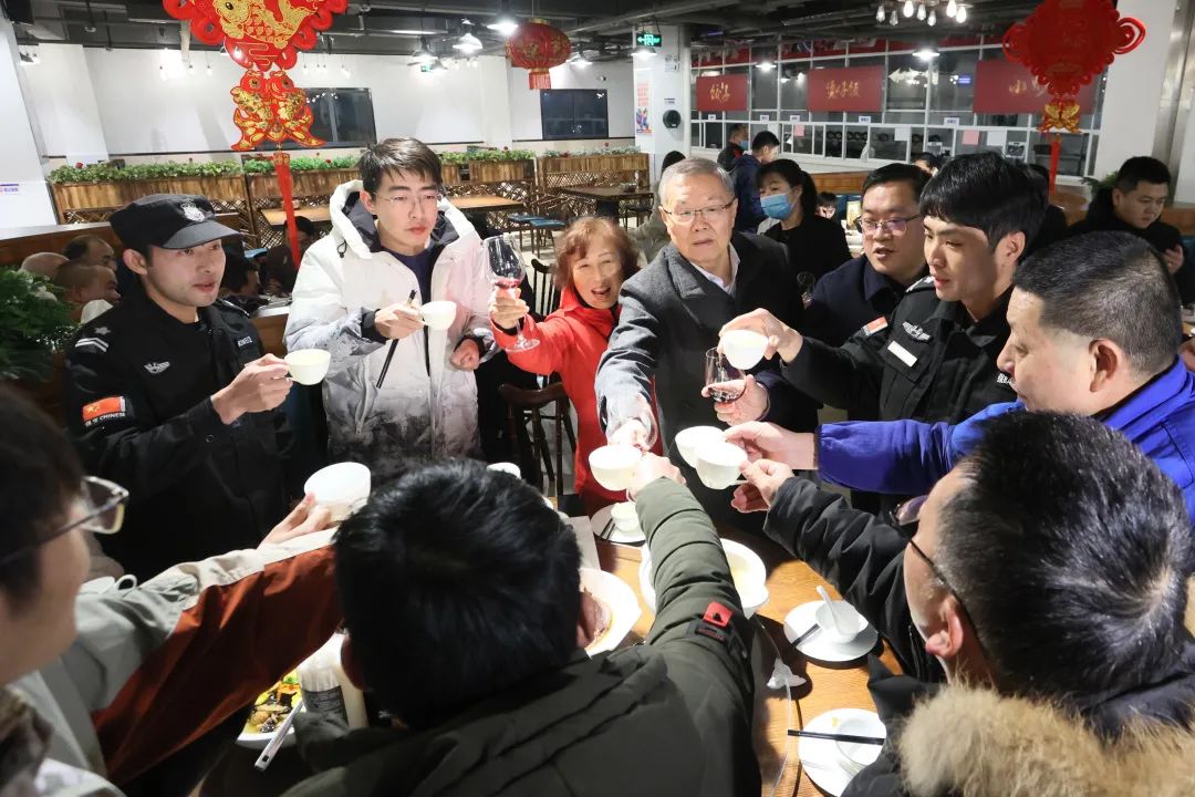 yp街机智能董事长何清华与留厂员工一起过大年！