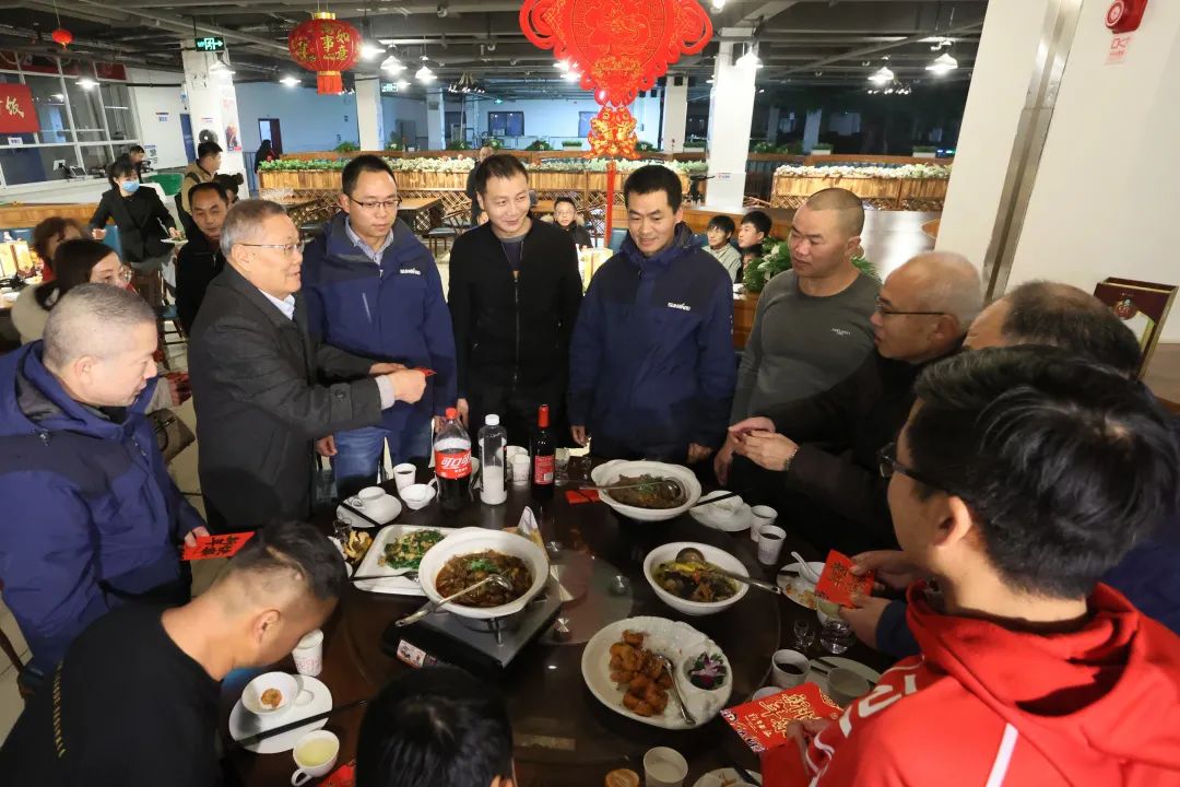 yp街机智能董事长何清华与留厂员工一起过大年！