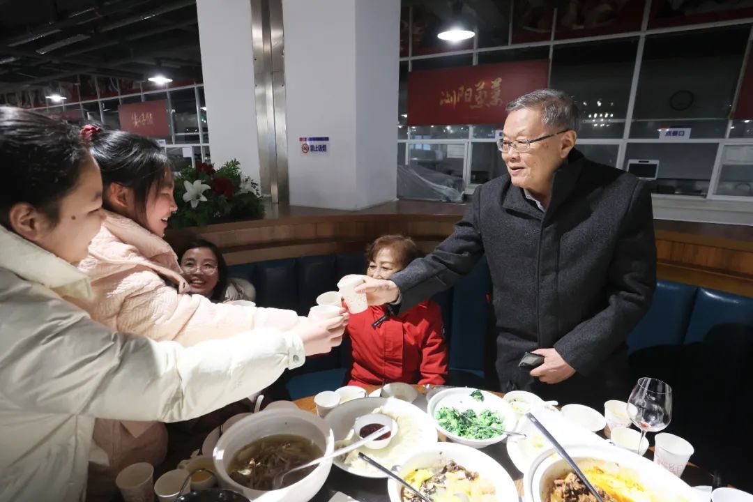 yp街机智能董事长何清华与留厂员工一起过大年！