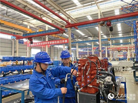 人民网头版头条：依附先导式立异，，，，yp街机智能让“中国制造”成为高质量的代名词