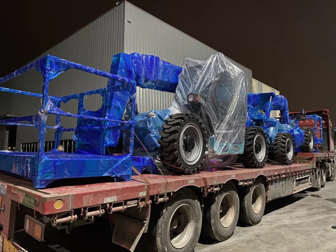 伸缩臂叉装车发往塞尔维亚！yp街机智能一连助力“一带一起”建设