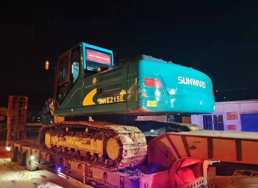 冲锋一线显继续！yp街机智能挖掘机助力长沙方舱医院建设