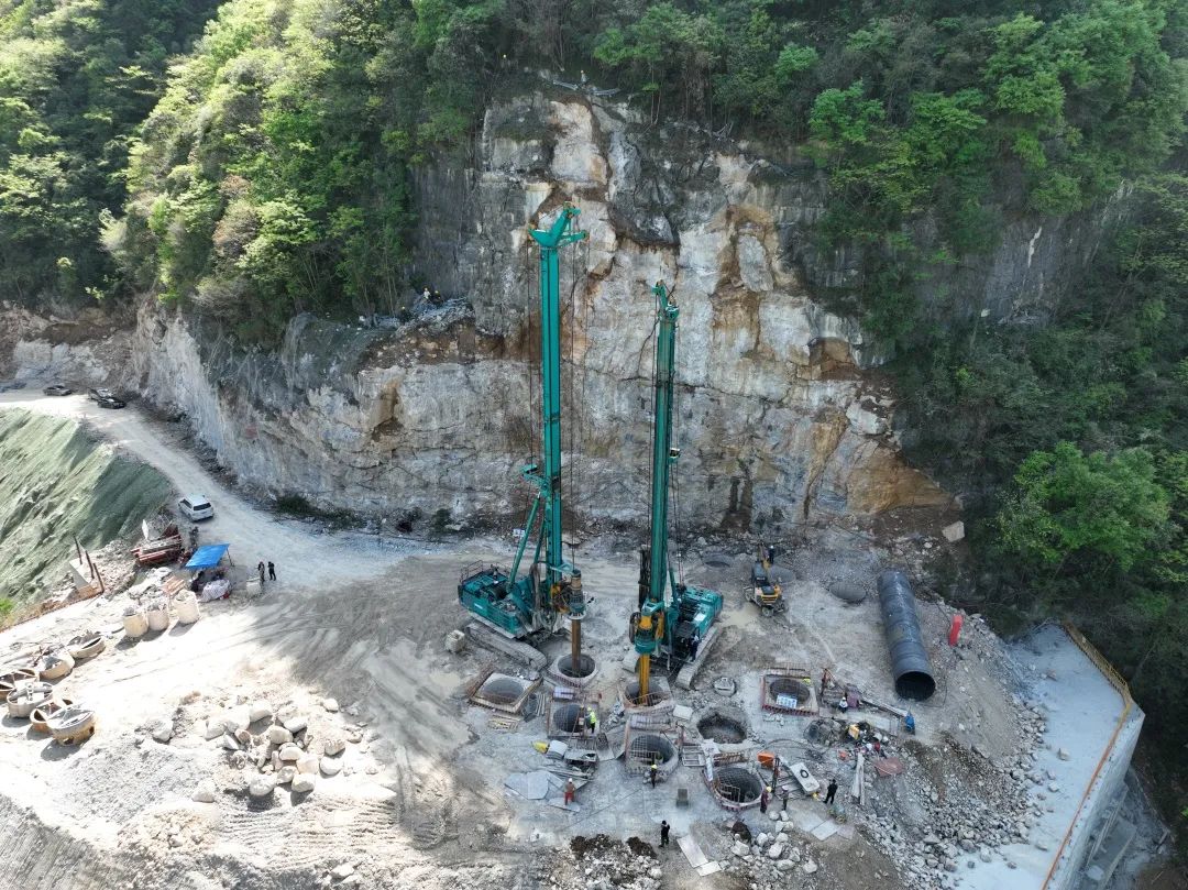 展现施工“奇效”！yp街机智能旋挖钻机强势助力炉慈高速公路建设