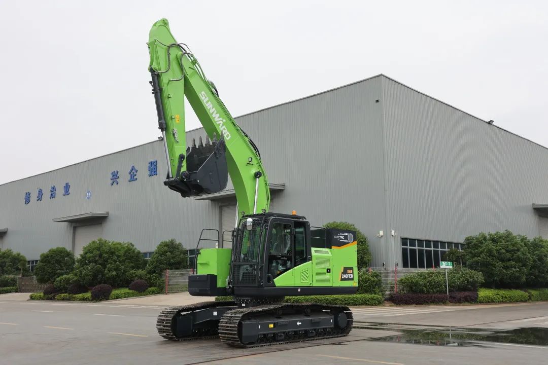 征战川藏铁路！yp街机智能新一代电动挖掘机乐成交付