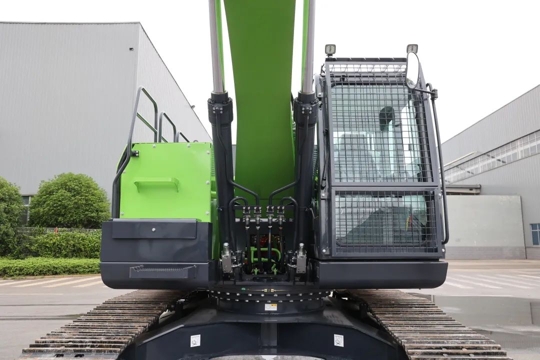 征战川藏铁路！yp街机智能新一代电动挖掘机乐成交付