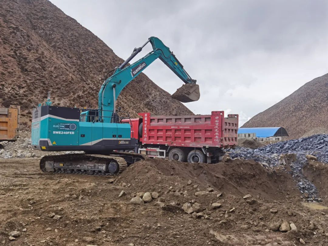 征战川藏铁路！yp街机智能新一代电动挖掘机乐成交付