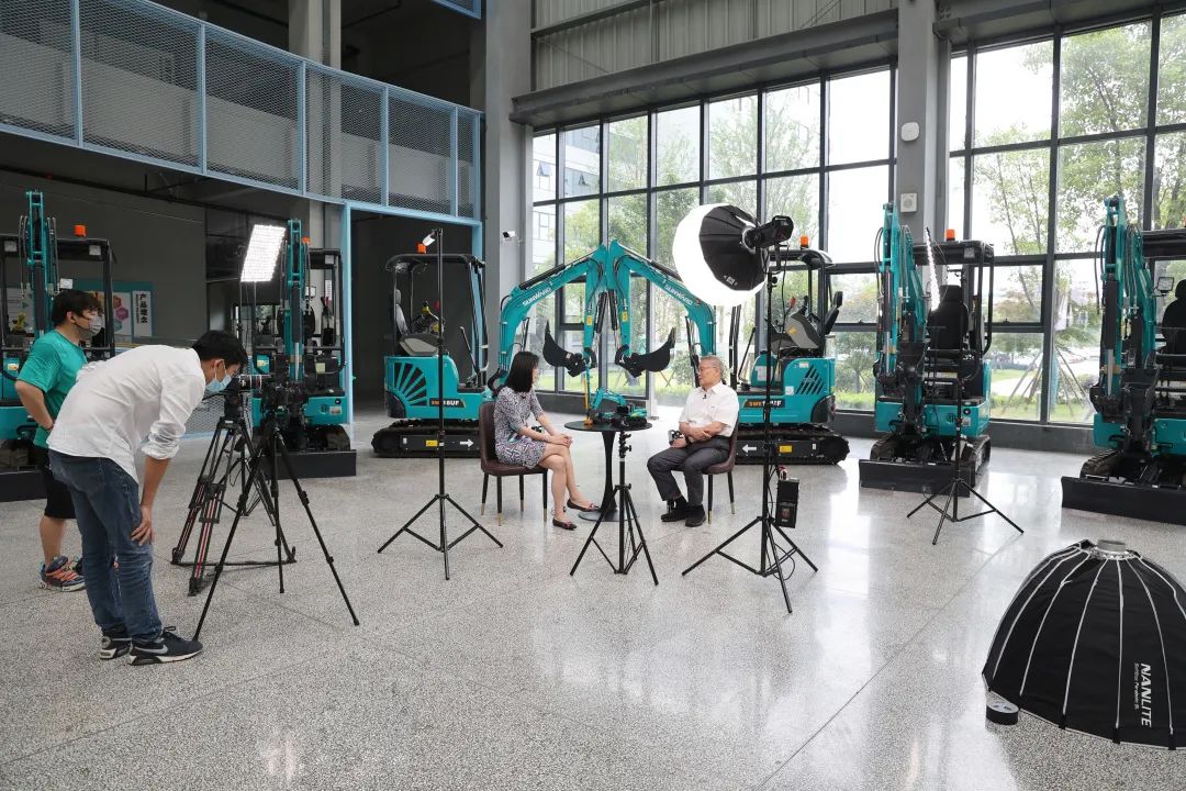 CGTN探厂！专访yp街机智能董事长、首席专家何清华花絮来了