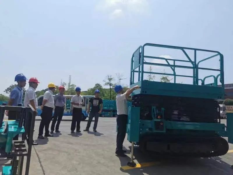 加速电动化产品结构，，，，，，，yp街机智能第一款履带剪叉式高空作业平台来了！