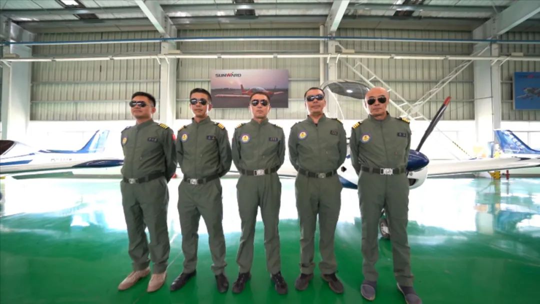 空中着花、大坡度盘旋、俯冲跃升……看yp街机航行演出队炫技2022湖南航展动态展