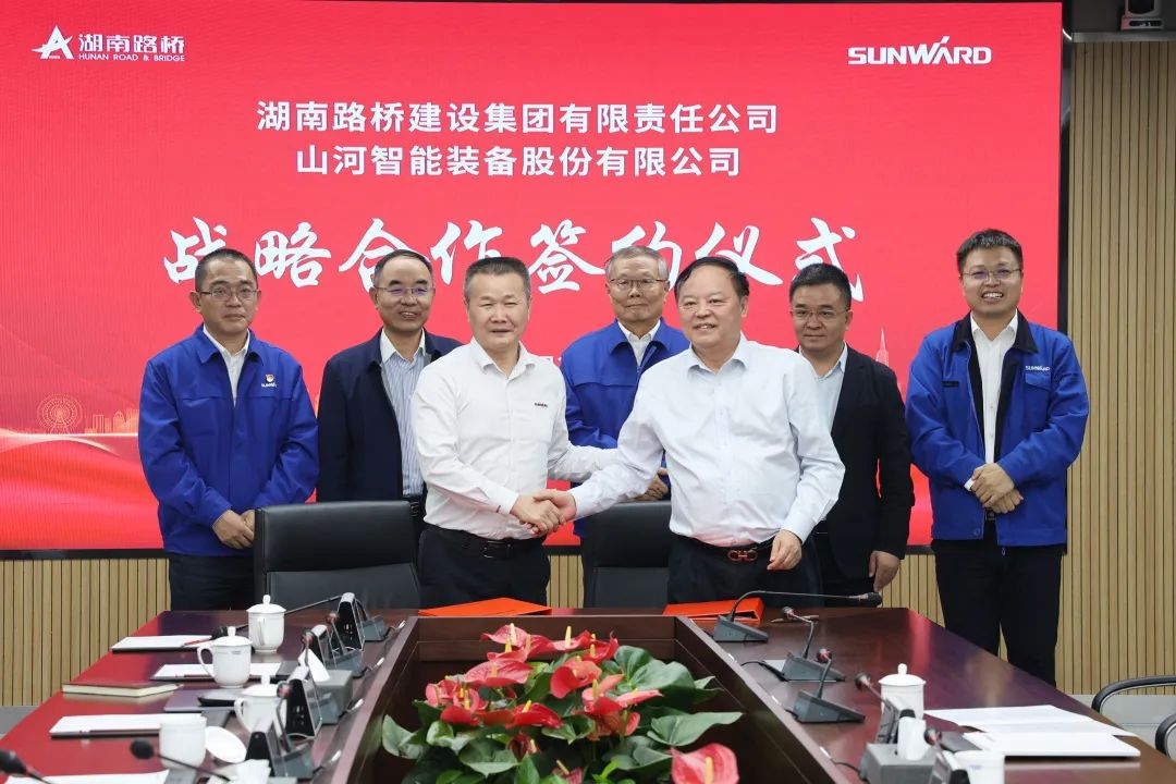 强强联合，，，，夯实湖南工程建设湘军！yp街机智能与湖南路桥签署战略相助协议