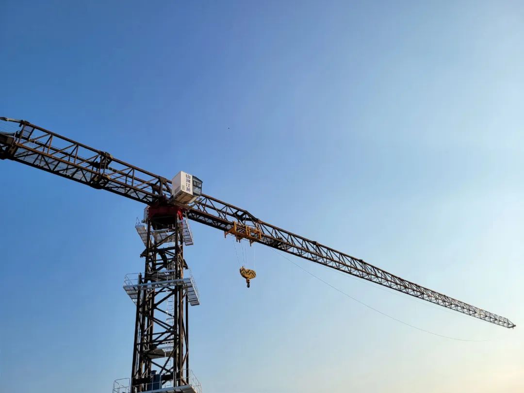 自力高度达82米，，，yp街机江麓推出超大型平头塔机