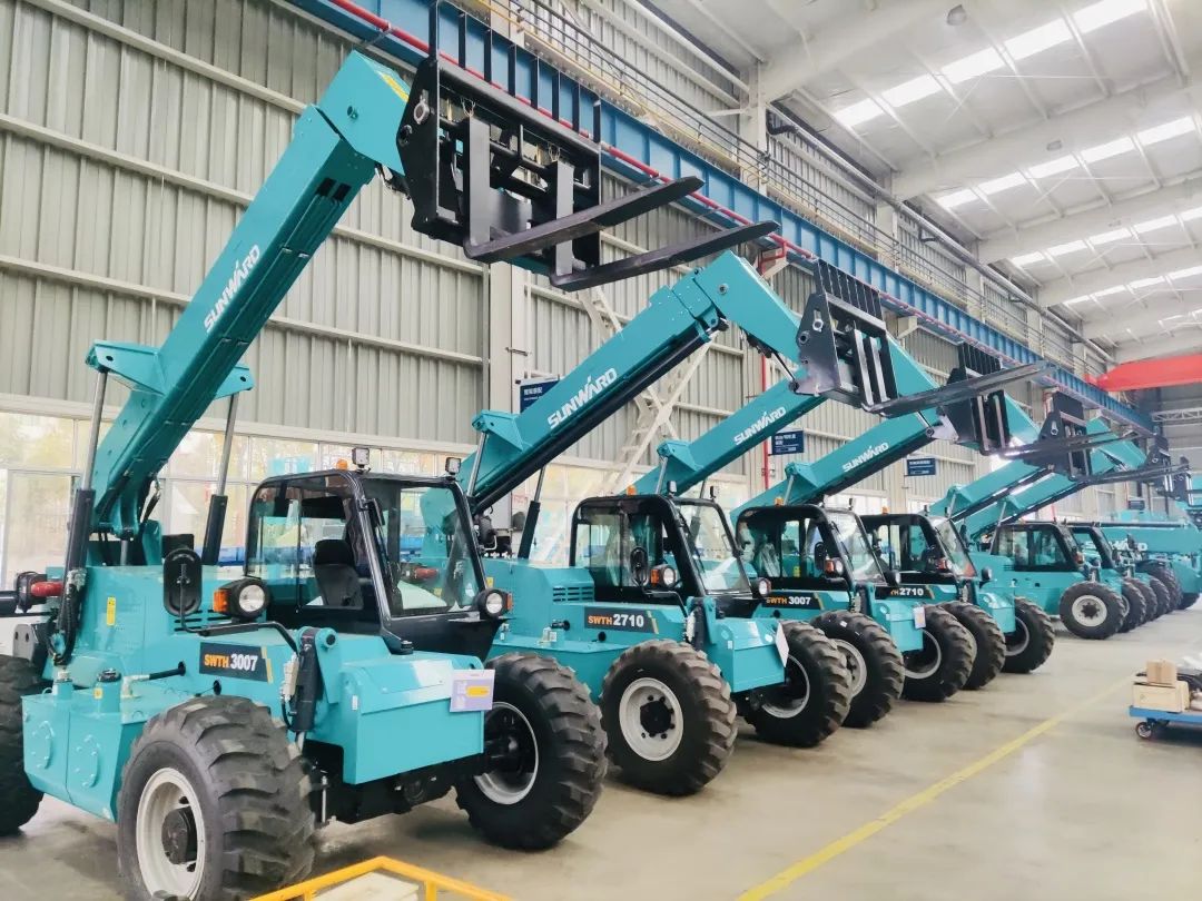 “兔飞猛进”添新品！yp街机智能两款伸缩臂叉装车同时下线