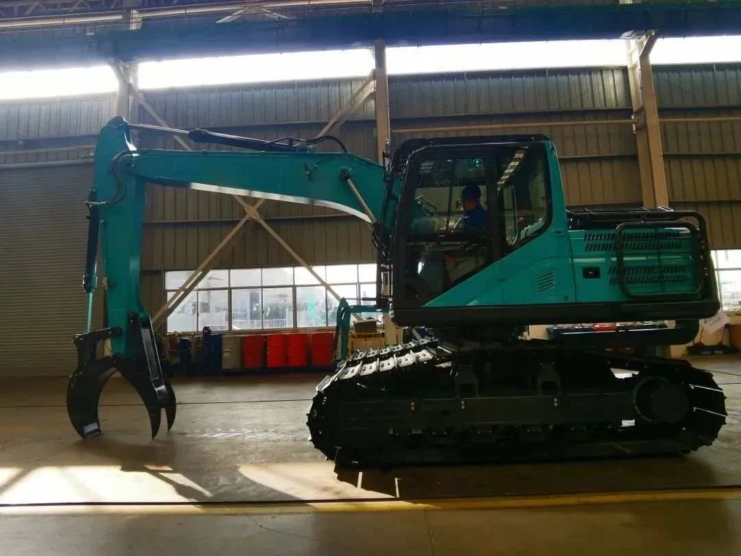 翻山越岭，，，，，，，称霸“武林”！yp街机智能首款中型林业挖掘机乐成下线