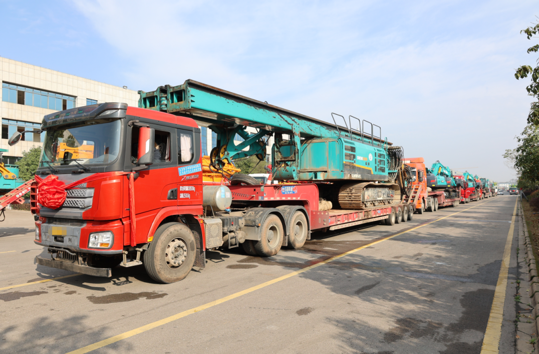 乘着自贸区刷新的春风，，，，，，，yp街机智能二手工程机械扬帆出海