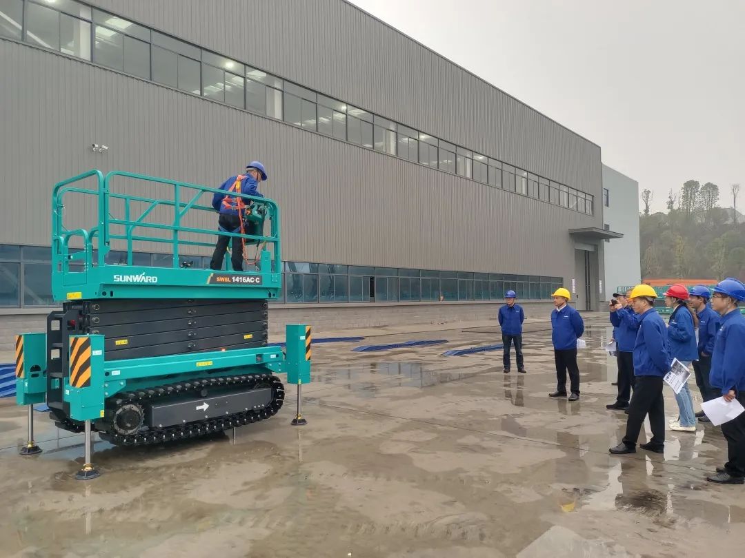 出厂即“出道”！yp街机智能首款履带剪叉式高空作业平台批量上市